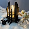 Lampe Luxor en bois moderne. Elle est réversible avec ses deux couleurs noir et blanc. La lampe est posée sur une nappe en velour avev un écureuil en 3D et un pot de fleur à côté