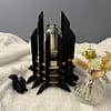 Lampe Luxor en bois moderne. Elle est réversible avec ses deux couleurs noir et blanc. La lampe est posée sur une nappe en velour avev un écureuil en 3D et un pot de fleur à côté