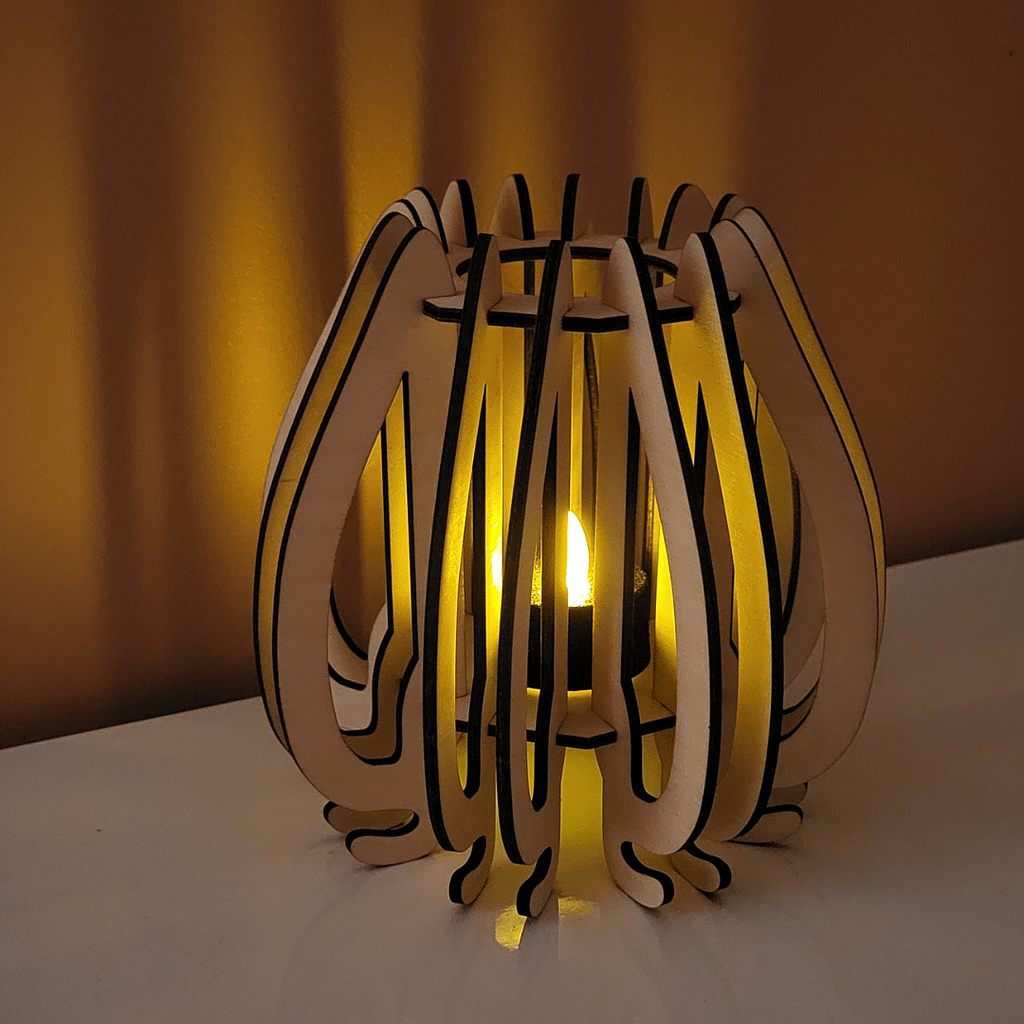 Photophore en bois avec une bougie allumé dedans sur un fond neutre. Ce photophore est idéal pour une décoration personnalisée et unique dans un extérieur ou un intérieur. Vous pouvez aussi l'offrir en cadeau. Son design avec des lamelles fait de lui l'accesoire décoration par excellence.