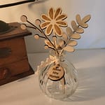 Vase en verre avec des fleurs en bois pour décorer votre intérieur et avec une décoration responsable