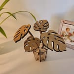 Vase en bois avec des plantes en bois, décoration esthétique et responsable pour vos intérieurs. Disponible en 2 coloris : Brut ou teinture acajou