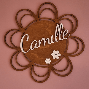 Décoration murale fleur en bois avec une teinture acajou et personnalisable