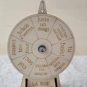 Roue de la mort en bois, avec 8 gages différents gravés. Installé de face sur une nappe en velour
