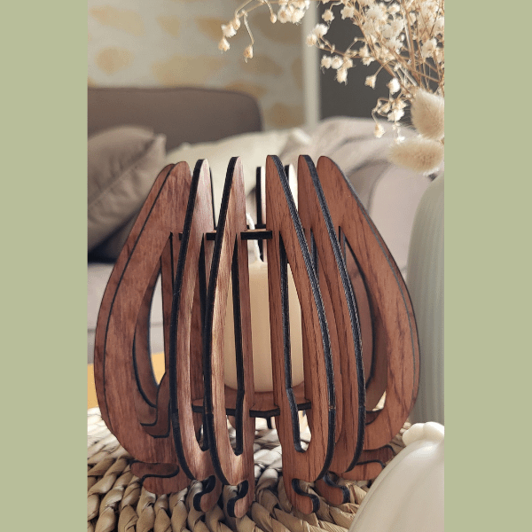 Décoration photophore en bois avec bougie dedans. Le photophore est en bois brut dans un décor de maison