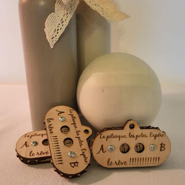 Compteur de points de pétanque en bois artisanale. Cet objet en bois est idéal pour offrir en cadeau à la fête des pères ou un à un jour amateur de pétanque