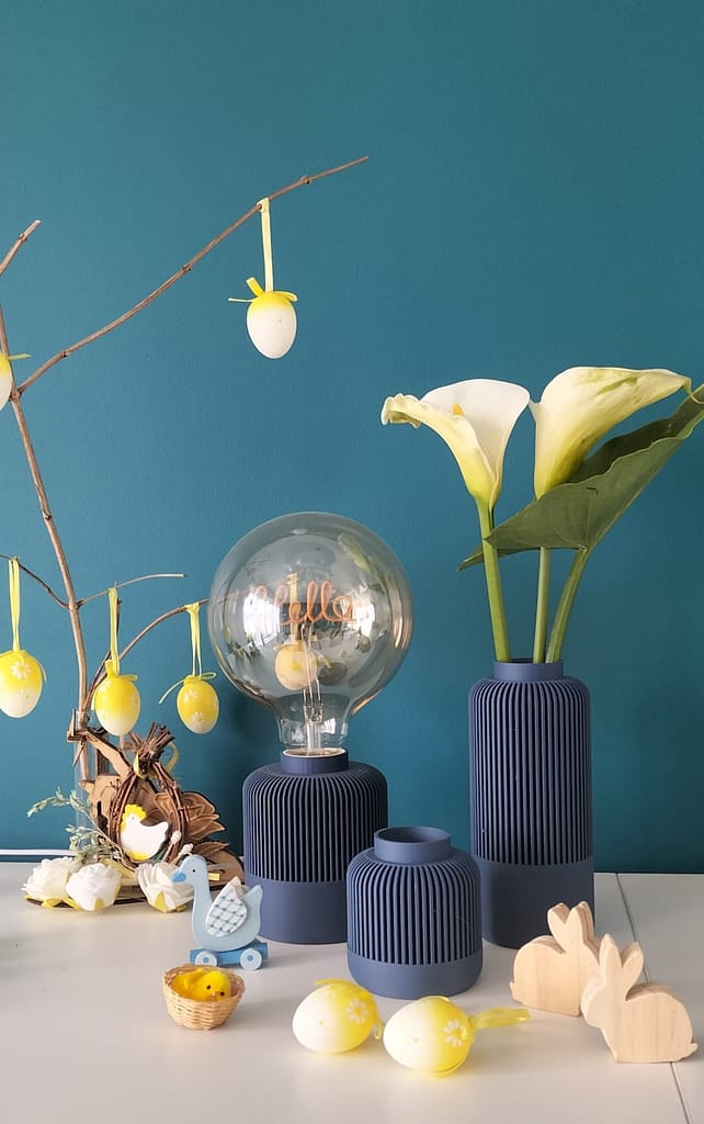 3 vases Solea emboîtables de couleur bleu marine. Cette décoration est à la fois esthétiquee t pratique lors de grosse chaleur. En effet ces vases en 3D peuvent diminuer la chaleur via un effet psychologique