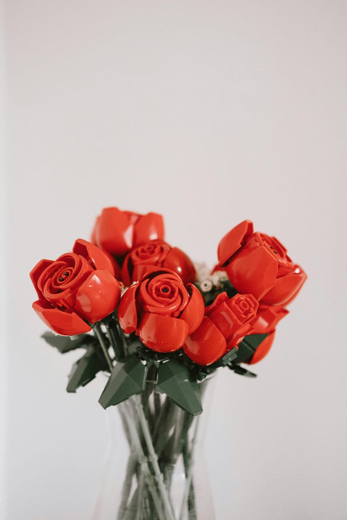 Roses en légo dans un vase. Ces fleurs seront parfaites pour décorer un intérieur dans un salon. A assembler avec nos vases Solea.