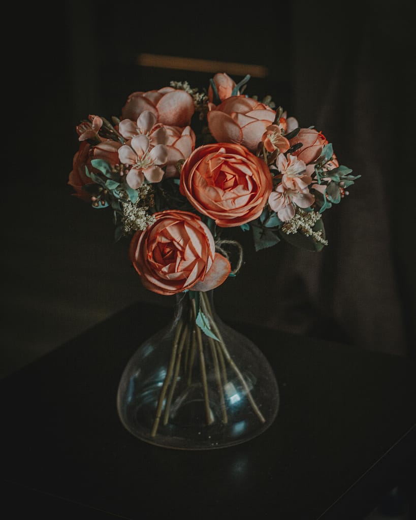 Bouquet de rose dans un vase en verre; Décoration de fleurs pour un intérieur.