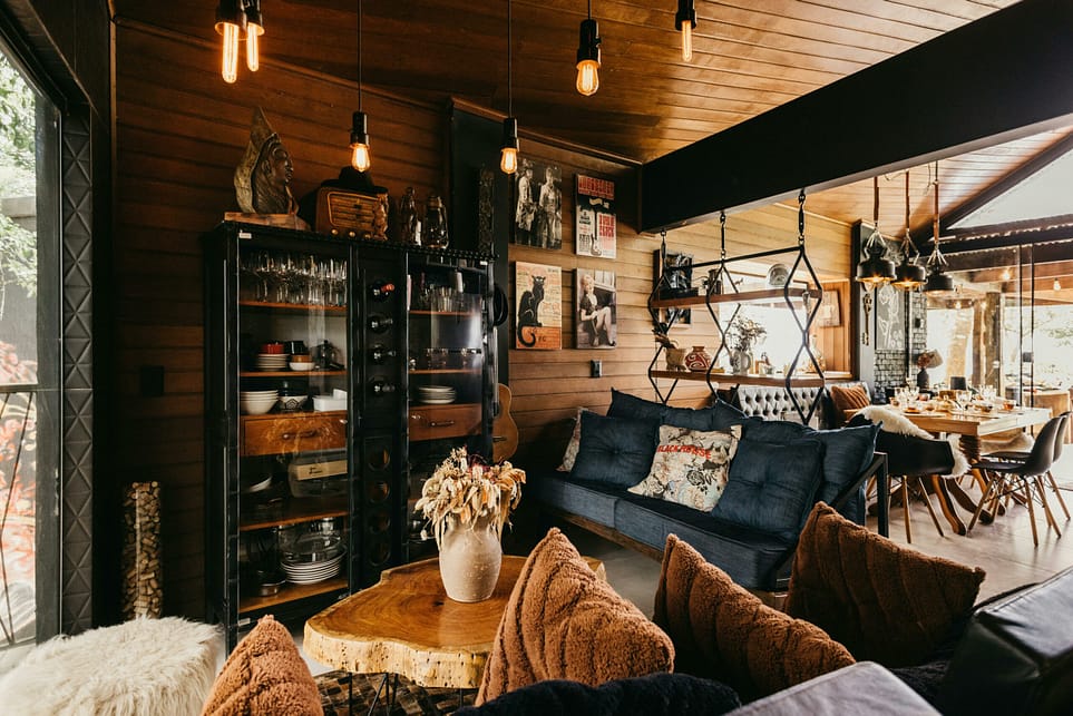 Intérieur d'un salon moderne et chaleureux avec des murs en bois et une décoration un peu industrielle. Décorations personnalisées sur les murs en, sur les murs, les tables etc