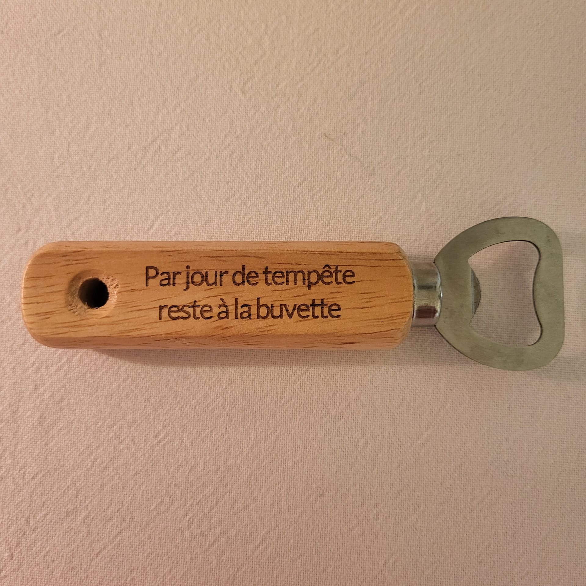 Décapsuleur en bois personnalisable et gravé : Par jour de tempête reste à la buvette