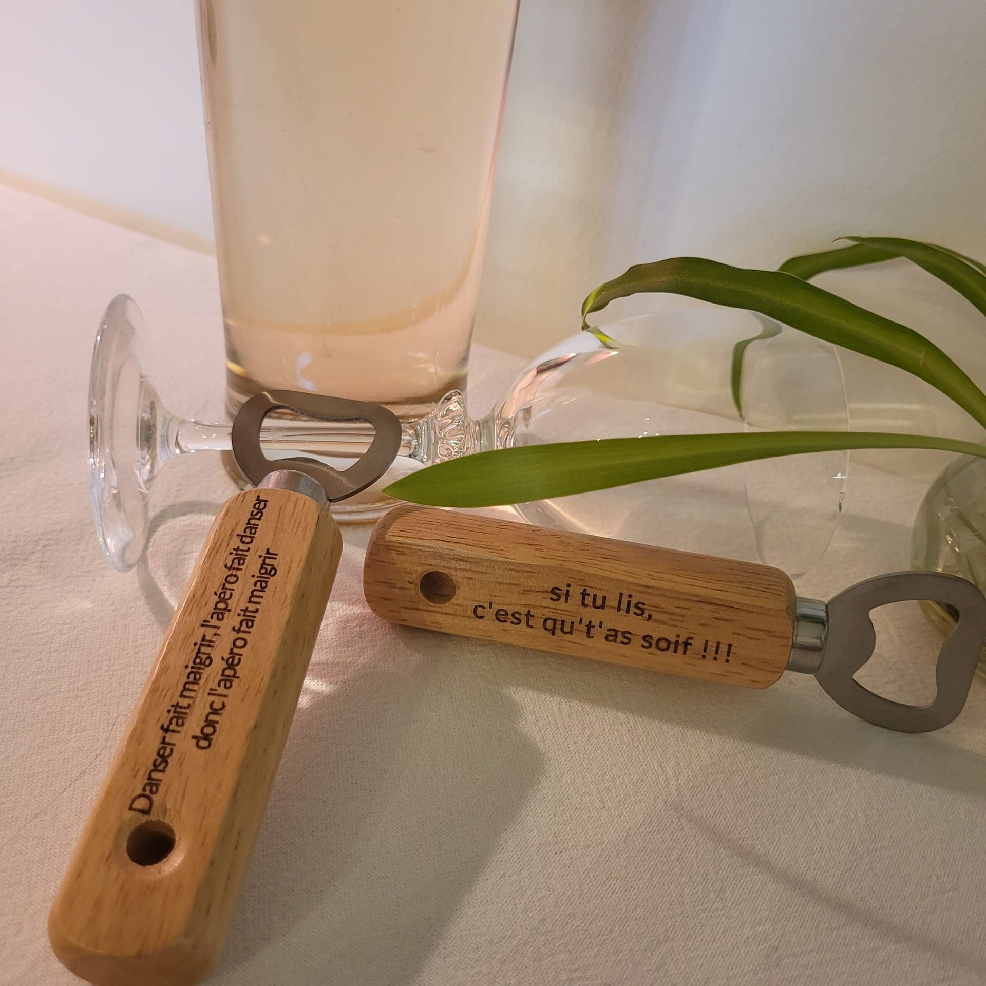 Décapsuleur bois personnalisable en fonction de vos envies. Conception et fabrication dans notre atelier à Sarrigné