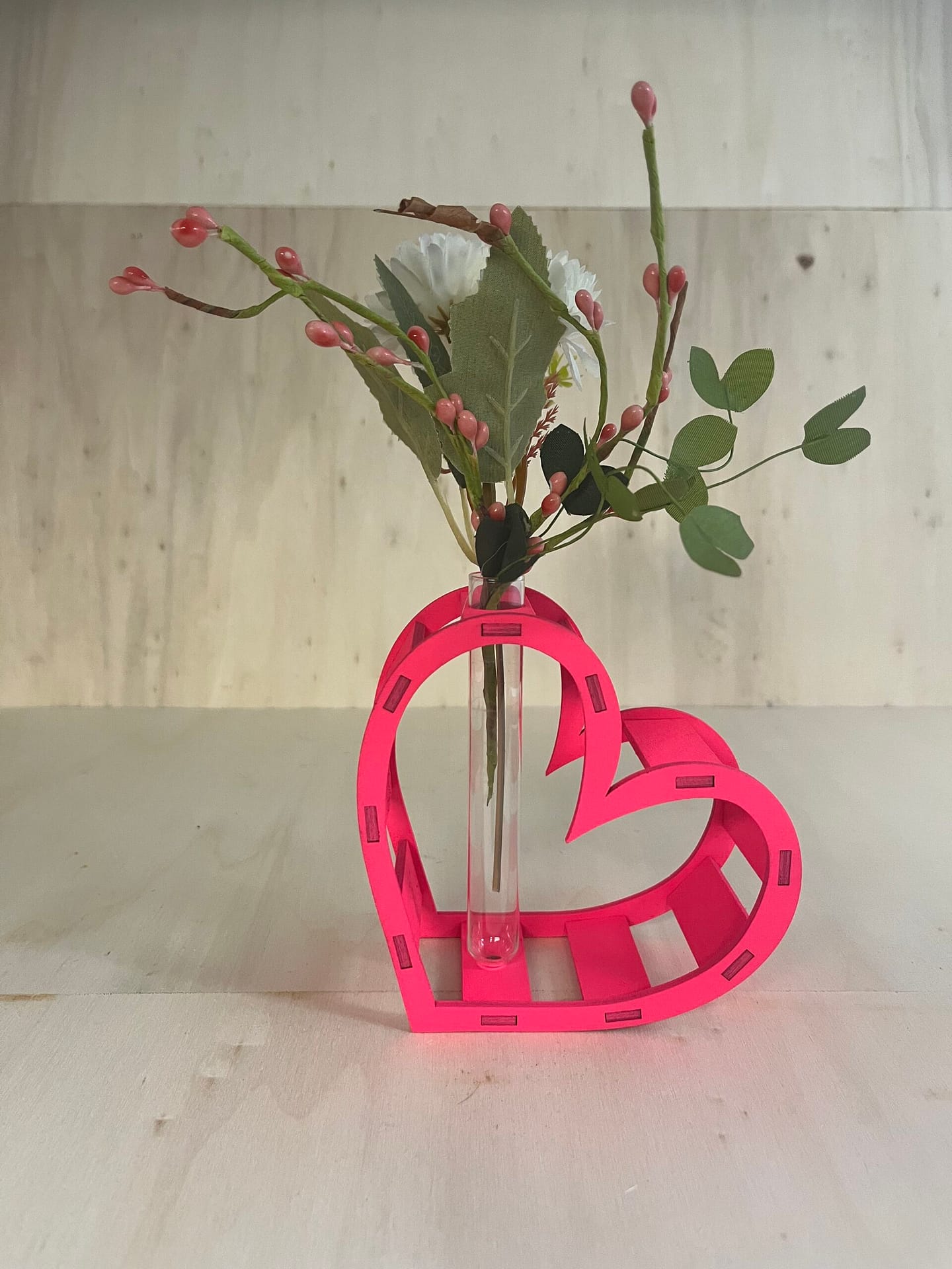 Décoration coeur "Adoration" en bois en rose. C'est un coeur qui accueil en son centre un petit vase pour y mettre des fleurs.