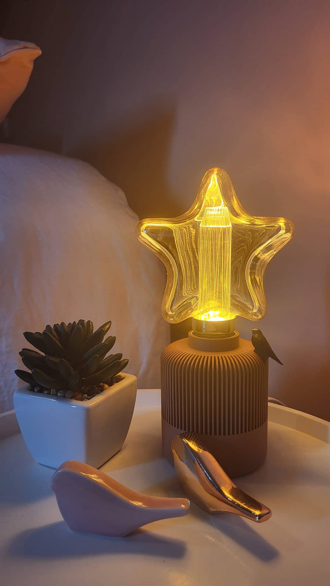 Lampe Solelight design en impression 3D, éclairage de chambre ou d'appoint. Objet imprimé en 3D à notre atelier à Sarrigné : Made in France